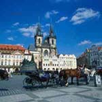 Pferdedroschke in Prag vor der Tyn-Kirche